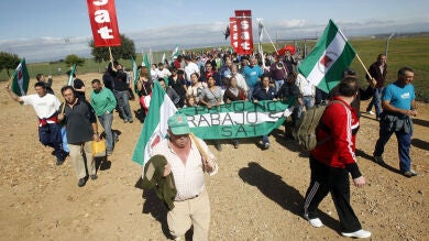 Medio millar de jornaleros ocupan una finca pública para evitar que se subaste