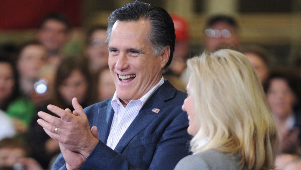 Mitt Romney junto a su esposa, Ann