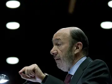 Rubalcaba pide al gobierno que negocie con sindicatos Rubalcaba pide al gobierno que negocie con sindicatos