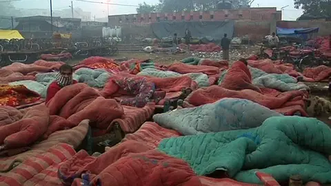 Miles de ciudadanos indios malviven en un aparcamiento Miles de ciudadanos indios malviven en un aparcamiento