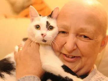 Wendy Humphreys junto a su gato Fidge Wendy Humphreys junto a su gato Fidge
