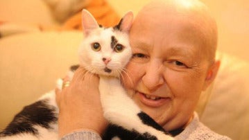 Wendy Humphreys junto a su gato Fidge