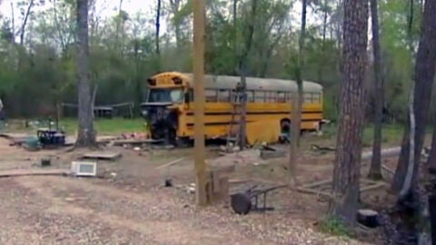 Autob&uacute;s escolar en el que viv&iacute;an los ni&ntilde;os
