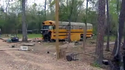 Autobús escolar en el que vivían los niños Autobús escolar en el que vivían los niños