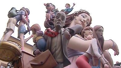 Últimos retoques a las Fallas antes de su traslado a las calles de Valencia