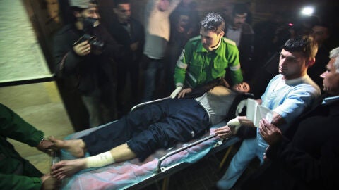 Sanitarios trasladan a un herido en un bombardeo en Gaza