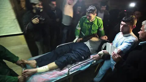 Sanitarios trasladan a un herido en un bombardeo en Gaza Sanitarios trasladan a un herido en un bombardeo en Gaza