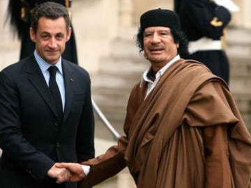Nicolás Sarkozy junto a Muamar Gadafi