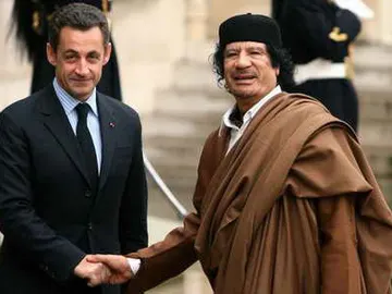 Nicolás Sarkozy junto a Muamar Gadafi Nicolás Sarkozy junto a Muamar Gadafi