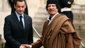 Nicolás Sarkozy junto a Muamar Gadafi