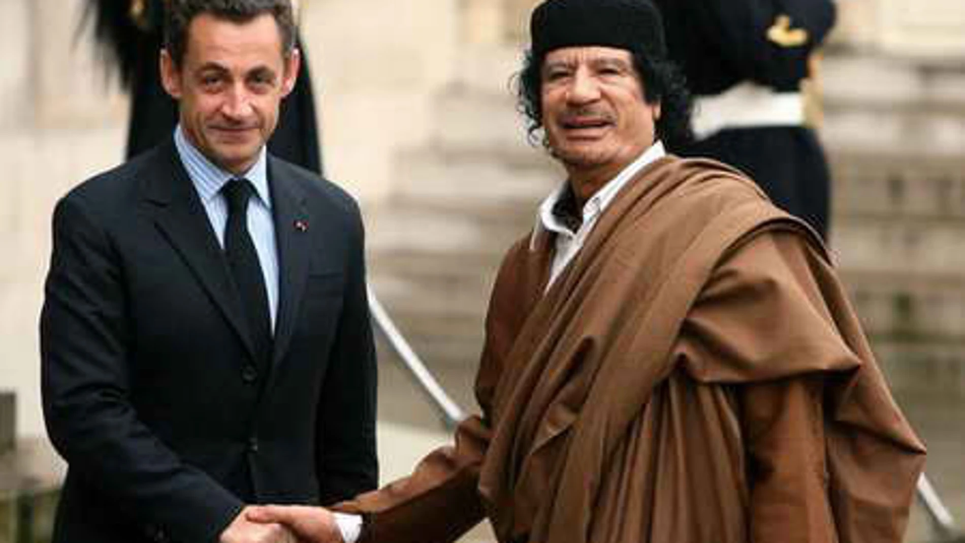 Nicolás Sarkozy junto a Muamar Gadafi Nicolás Sarkozy junto a Muamar Gadafi