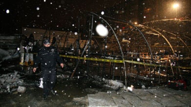 Mueren al menos 11 obreros en un incendio en Estambul