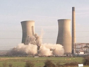 Demolición de una central eléctrica en el Reino Unido