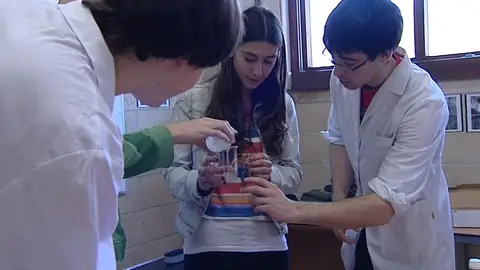 estudiantes de la ESO hacen sus experimentos estudiantes de la ESO hacen sus experimentos