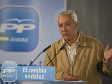El candidato a la Presidencia de la Junta de Andalucía, Javier Arenas, en un mitin político El candidato a la Presidencia de la Junta de Andalucía, Javier Arenas, en un mitin político