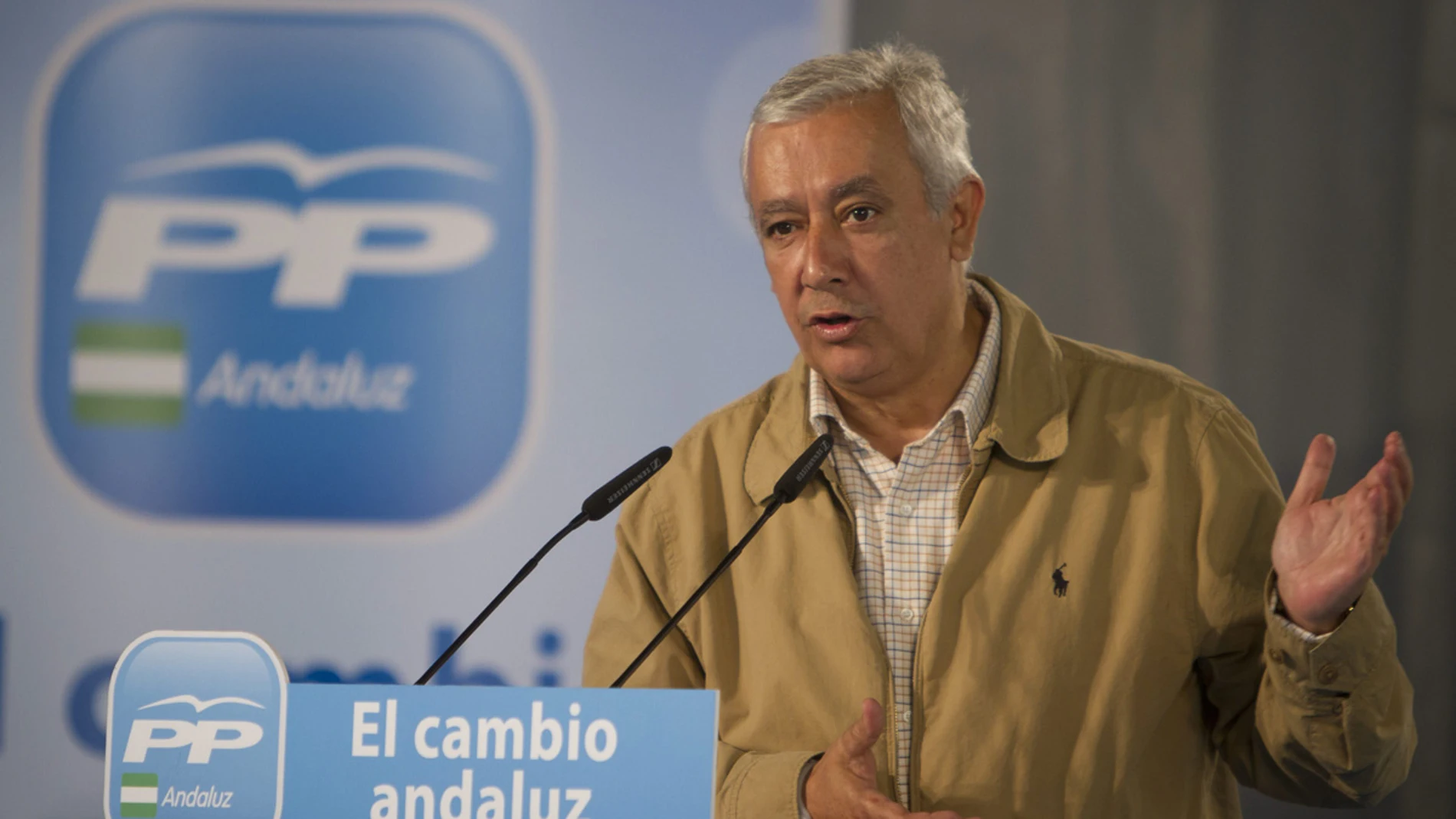 El candidato a la Presidencia de la Junta de Andalucía, Javier Arenas, en un mitin político