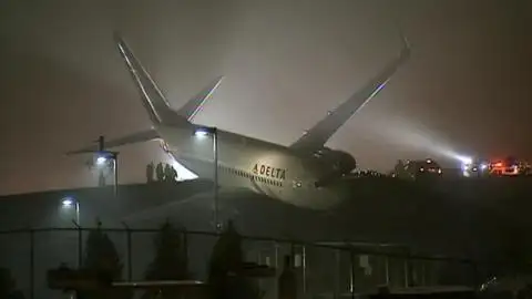 Un avión Delta se sale de la pista en Atlanta Un avión Delta se sale de la pista en Atlanta
