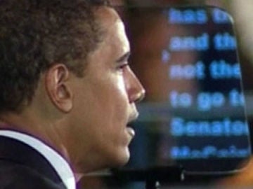 Barack Obama ayudado por un teleprompter