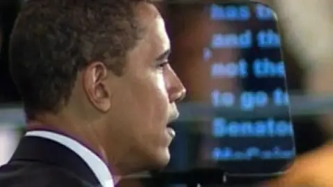 Barack Obama ayudado por un teleprompter Barack Obama ayudado por un teleprompter