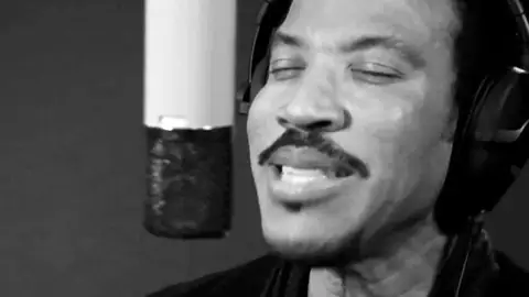 Lionel Richie en el estudio de grabación Lionel Richie en el estudio de grabación