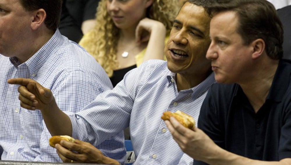 Obama y Cameron, en un partido de baloncesto