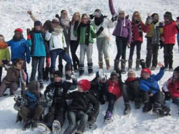 Grupo de niños que pasaron sus vacaciones en la nieve