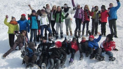 Grupo de ni&ntilde;os que pasaron sus vacaciones en la nieve