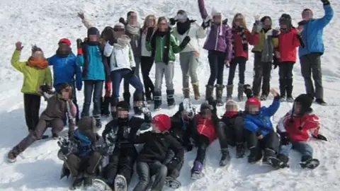Grupo de niños que pasaron sus vacaciones en la nieve Grupo de niños que pasaron sus vacaciones en la nieve
