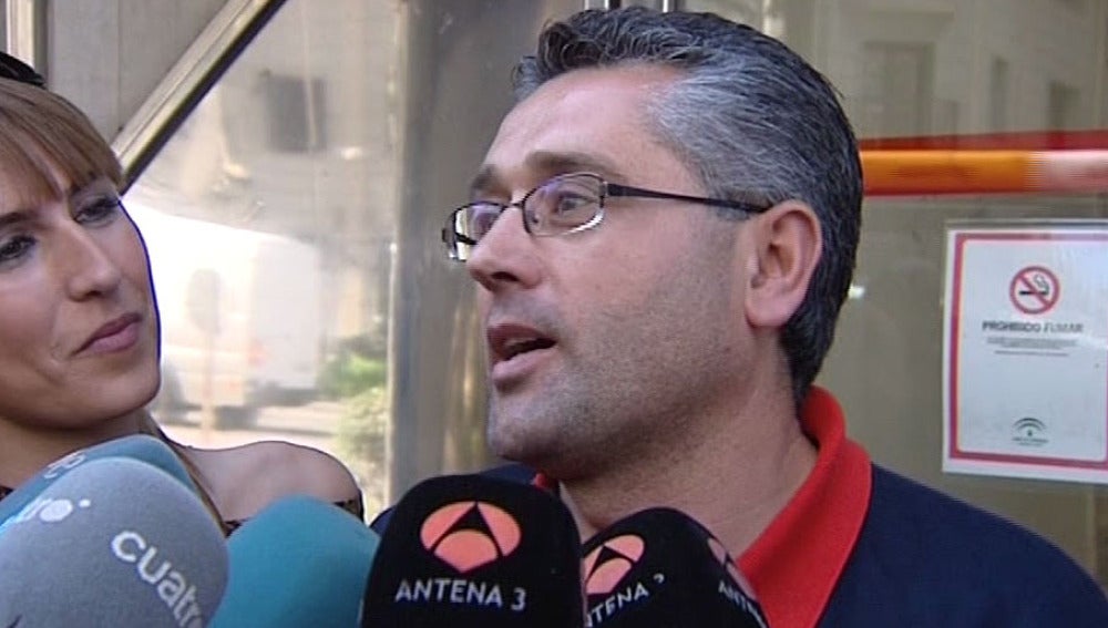 El padre de la menor fugada habla con los medios de comunicación