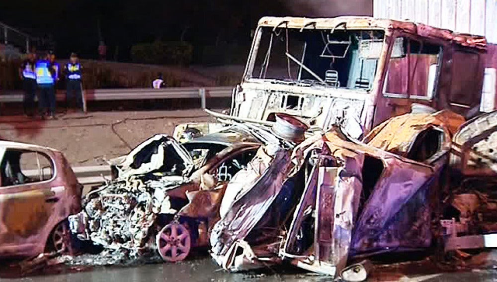 Brutal accidente de un camión contra diez coches en Las Palmas