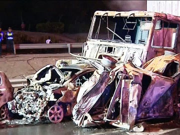Brutal accidente de un camión contra diez coches en Las Palmas