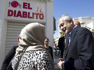 José Antonio Griñán saluda a una mujer 