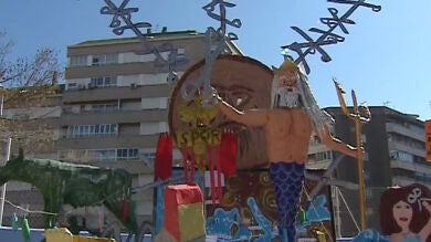 Los niños disfrutan su día en las fallas de Valencia