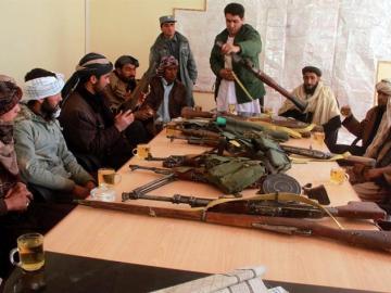 Doce talibanes entregan sus armas en Herat, Afganistán