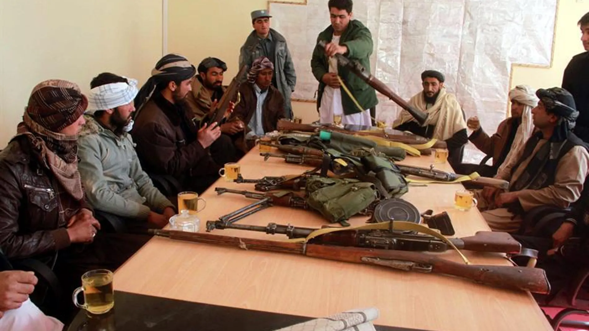 Doce talibanes entregan sus armas en Herat, Afganistán Doce talibanes entregan sus armas en Herat, Afganistán