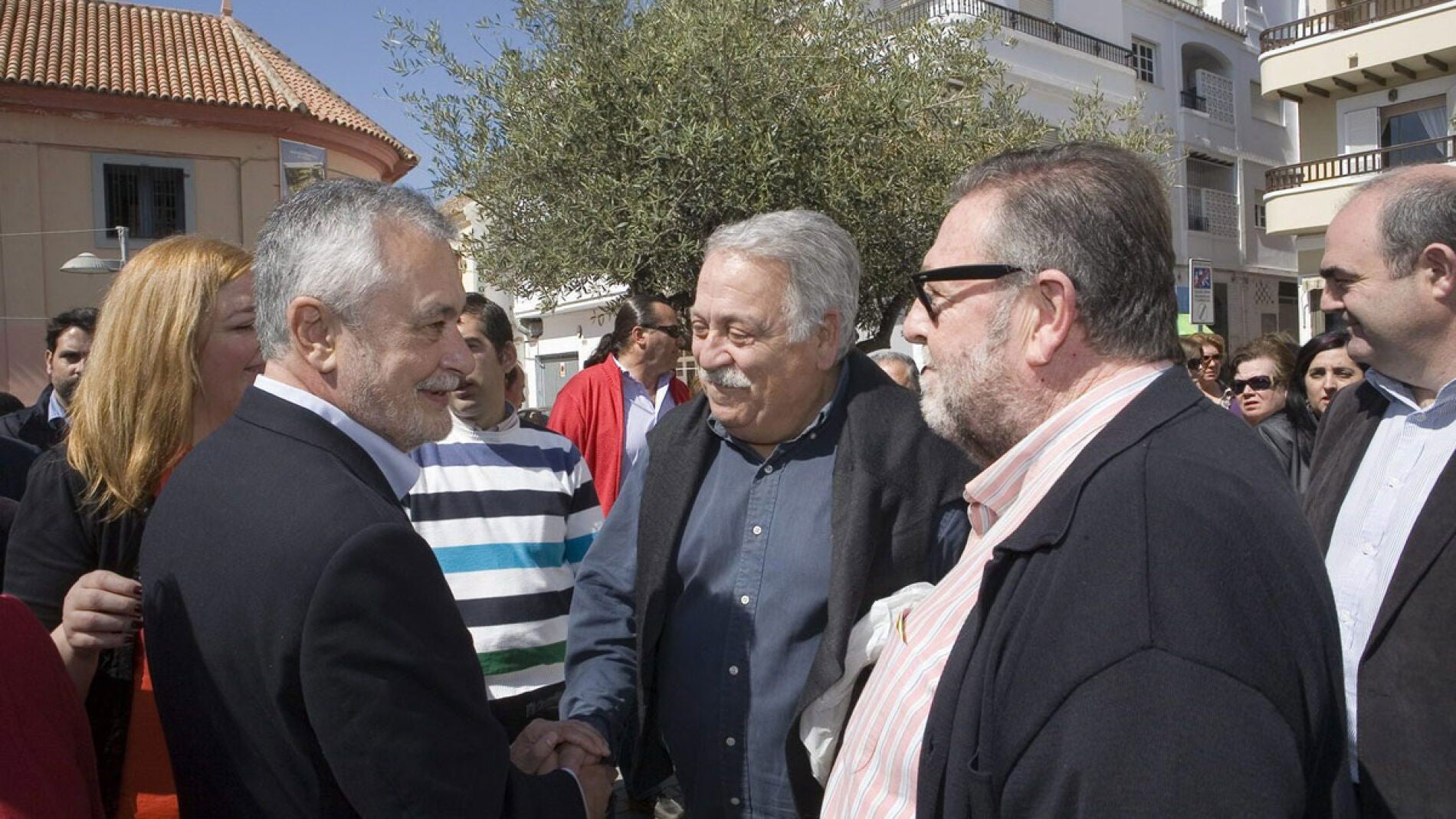 Griñán saluda a varias personas