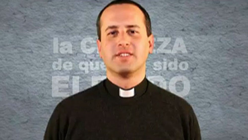 Un joven sacerdote en un vídeo promocional
