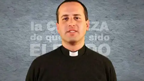 Un joven sacerdote en un vídeo promocional Un joven sacerdote en un vídeo promocional