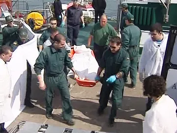 Dos marineros gallegos mueren al volcar su embarcación Dos marineros gallegos mueren al volcar su embarcación