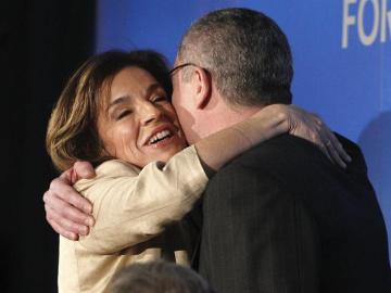 La alcaldesa de Madrid, Ana Botella, abraza al ministro de Justicia, Alberto Ruiz-Gallardón