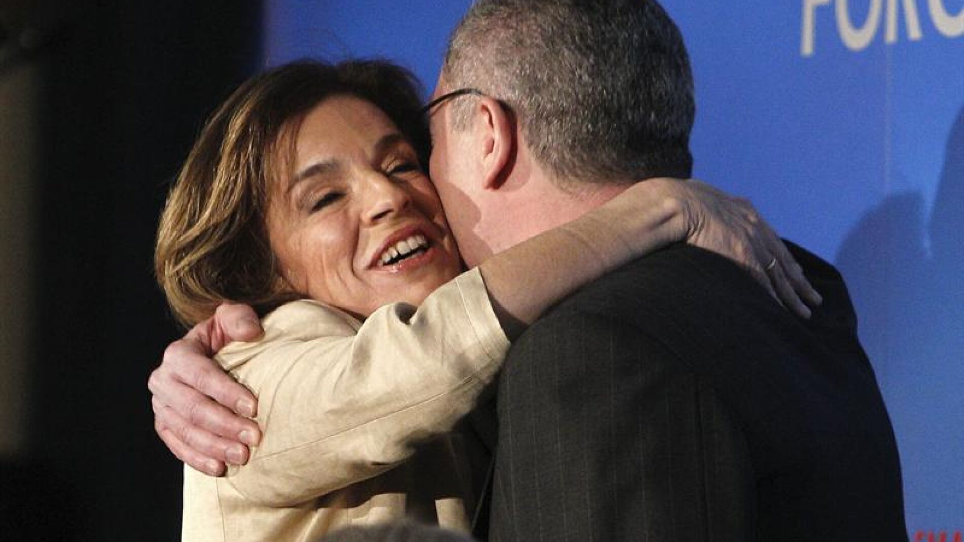 La alcaldesa de Madrid, Ana Botella, abraza al ministro de Justicia, Alberto Ruiz-Gallard&oacute;n