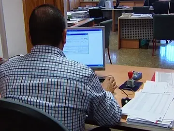 Un hombre trabaja en una Diputación Un hombre trabaja en una Diputación