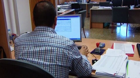 Un hombre trabaja en una Diputaci&oacute;n