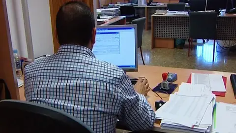 Un hombre trabaja en una Diputación Un hombre trabaja en una Diputación