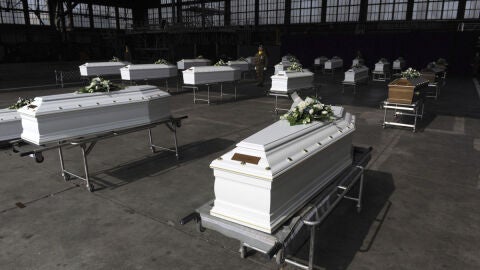 Los ata&uacute;des de los fallecidos en el accidente de Sierre