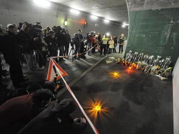  Fotógrafos y cámaras toman imágenes en el túnel donde un autobús se estrelló el pasado martes en Sierre, Suiza