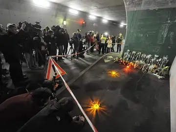 Fotógrafos y cámaras toman imágenes en el túnel donde un autobús se estrelló el pasado martes en Sierre, Suiza Fotógrafos y cámaras toman imágenes en el túnel donde un autobús se estrelló el pasado martes en Sierre, Suiza