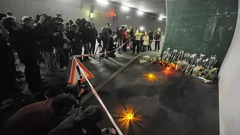 Fotógrafos y cámaras toman imágenes en el túnel donde un autobús se estrelló el pasado martes en Sierre, Suiza Fotógrafos y cámaras toman imágenes en el túnel donde un autobús se estrelló el pasado martes en Sierre, Suiza