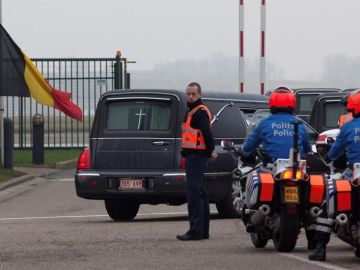 Los coches fúnebres acuden al aeropuerto militar belga de Melsbroek para recibir a los fallecidos en el accidente de autobús