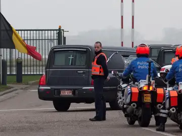 Los coches fúnebres acuden al aeropuerto militar belga de Melsbroek para recibir a los fallecidos en el accidente de autobús Los coches fúnebres acuden al aeropuerto militar belga de Melsbroek para recibir a los fallecidos en el accidente de autobús